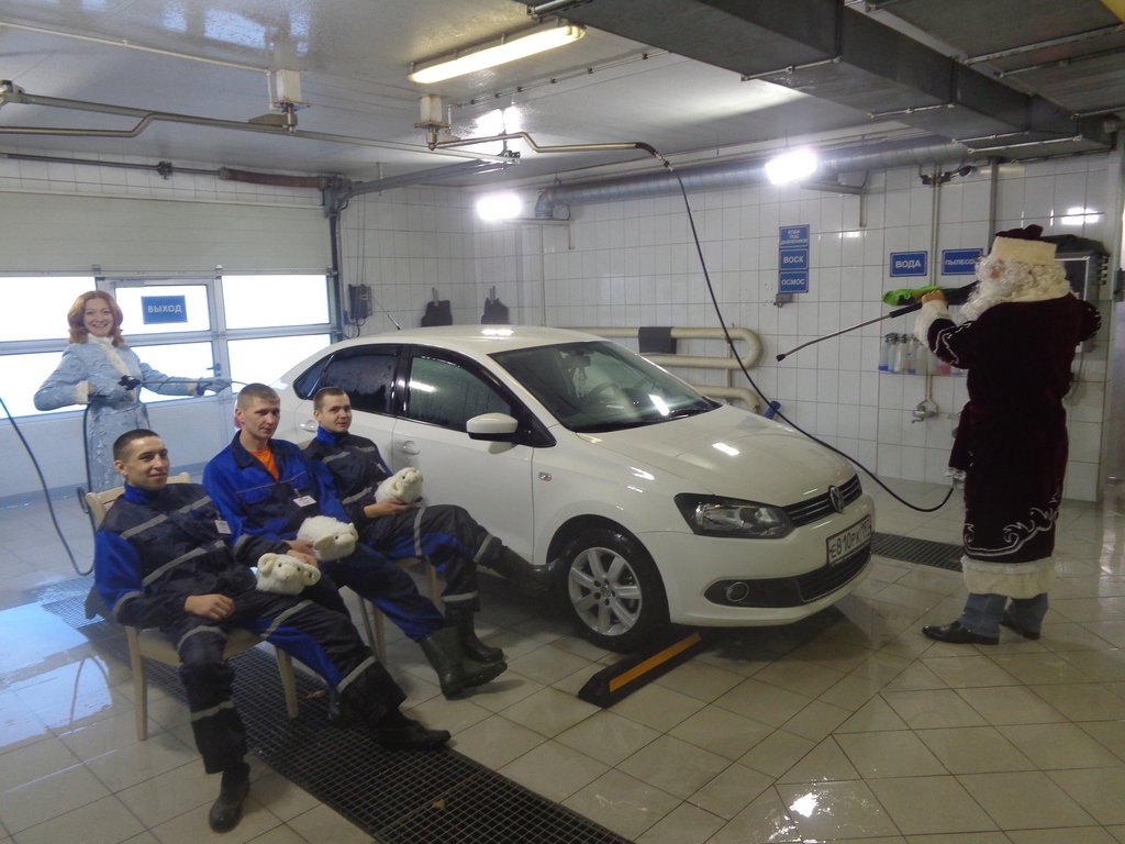Подарок автомойщикам от Деда Мороза и Снегурки
